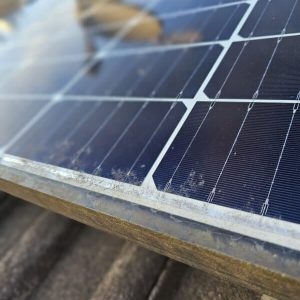 Solarreinigung eines verschmutzten PV Modul - Solarduo in München
